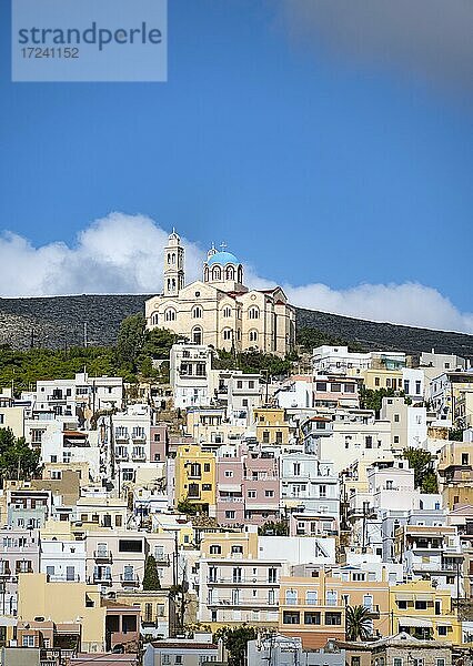 Stadtansicht mit Anastasi Kirche oder Kirche der Auferstehung auf dem Hügel  pastellfarbene Häuser  Ermoupoli  Syros  Kykladen  Griechenland  Europa