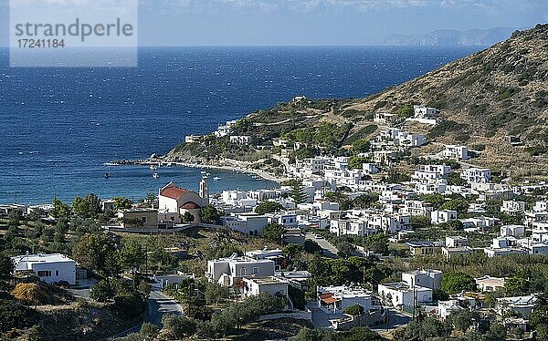 Ausblick auf den Ort und die Bucht von Kini mit der Kirche Ekklisia Panagia  Kini  Syros  Kykladen  Griechenland  Europa