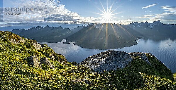 Panorama  Sonne scheint auf Fjord Raftsund und Berge  Blick vom Gipfel des Dronningsvarden oder Stortinden  Vesterålen  Norwegen  Europa