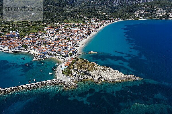 Luftaufnahme  Dorfansicht mit Kieselstrand und Hafen  Kokkari  Samos  Griechenland  Europa