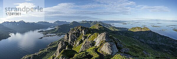 Fjord Raftsund und Berge  Blick vom Gipfel des Dronningsvarden oder Stortinden  Vesterålen  Norwegen  Europa