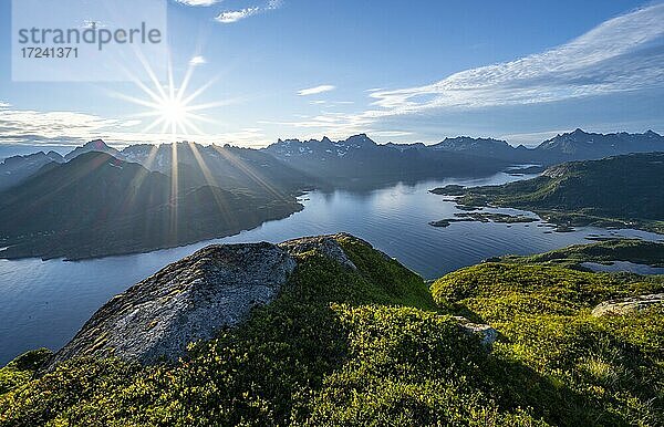 Sonne scheint auf Fjord Raftsund und Berge  Blick vom Gipfel des Dronningsvarden oder Stortinden  Vesterålen  Norwegen  Europa