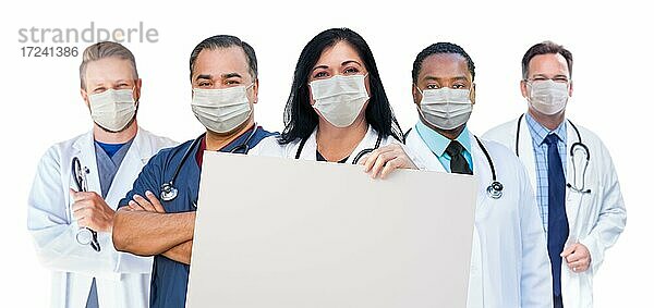 Eine Vielzahl von medizinischen Mitarbeitern im Gesundheitswesen  die medizinische Gesichtsmasken tragen und ein leeres Schild inmitten der Coronavirus-Pandemie halten