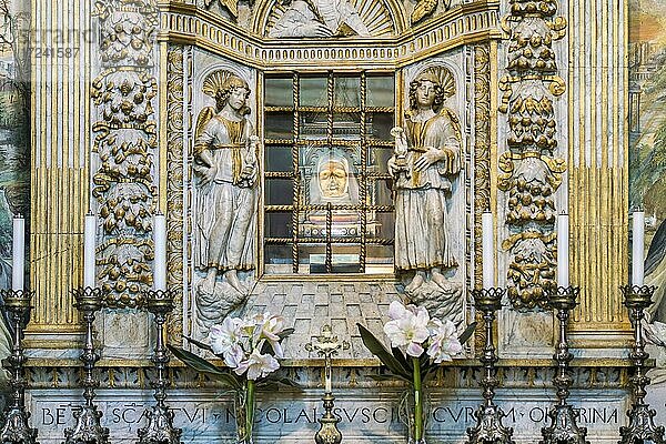 Kopfreliquie der hl. Katharina von Siena  Cappella di Santa Caterina  Kapelle der hl. Katharina  Basilica di San Domenico  Siena  Toskana  Italien  Europa