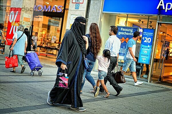Junge Frau mit Burka beim Einkaufen in München  Deutschland  Europa