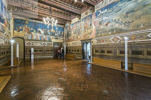 Die Sala della Pace mit dem Freskenzyklus der Guten Regierung und der Schlechten Regierung  1337-1339  Maler Ambrogio Lorenzetti  Palazzo Pubblico  Siena  Toskana  Italien  Europa