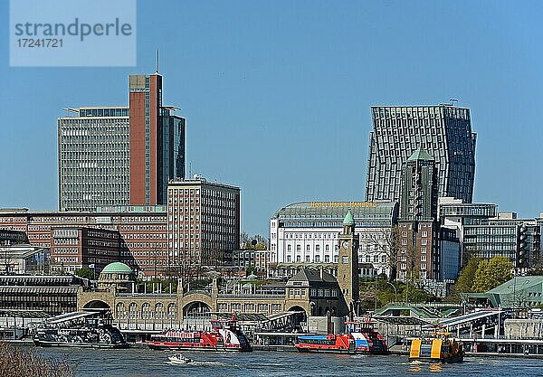 Blick auf die Landungsbrücken  Hamburger Hafen  Hamburg  Deutschland  Europa