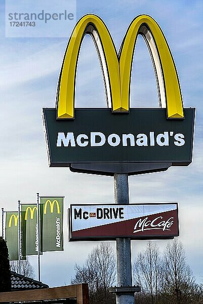 Logo der Fast-Food-Kette McDonald?s an einem Restaurant  Bayern  Deutschland  Europa