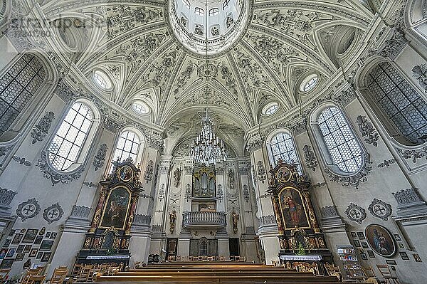 Orgelempore und Deckenstuck mit Apostelturm  Katholische Wallfahrtskirche Maria Birnbaum  geschütztes Baudenkmal  Sielenbach  Oberbayern  Bayern  Deutschland  Europa