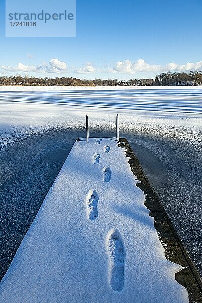 Fußspuren auf Bootssteg im Schnee  zugefrorener Glindower See  Werder  Havelland  Brandenburg  Deutschland  Europa