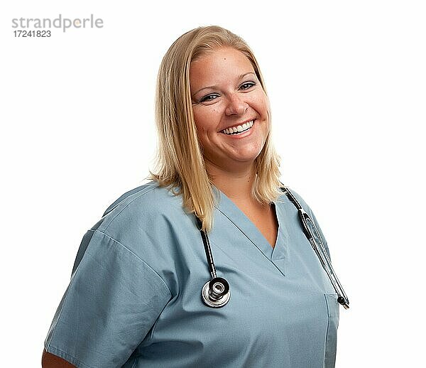Freundliche weibliche blonde Arzt oder Krankenschwester vor einem weißen Hintergrund