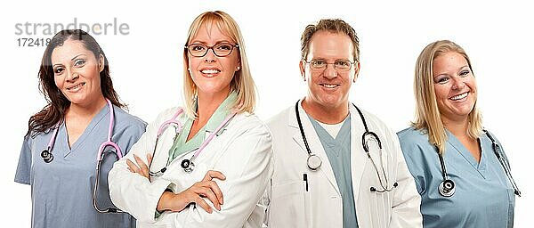Lächelnde männliche und weibliche Ärzte oder Krankenschwestern vor einem weißen Hintergrund