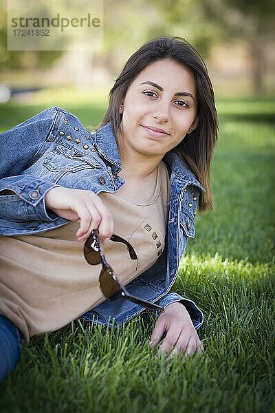 Schöne gemischtrassige junge Frau Porträt draußen im Gras