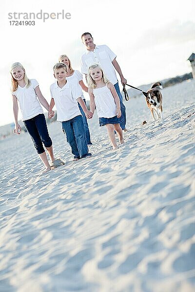 Adorable Kinder und Familie bei einem Spaziergang am Strand