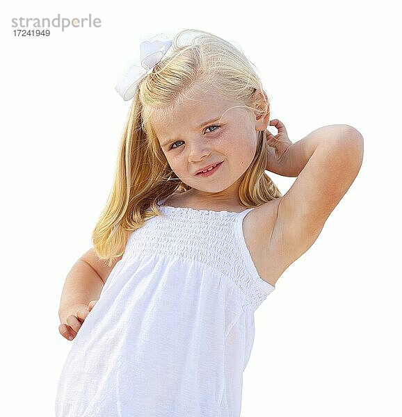 Niedliches kleines blondes Mädchen  Porträt vor einem weißen Hintergrund
