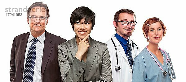 Attraktive multiethnische Frauen und Geschäftsmann mit Ärzten vor einem weißen Hintergrund