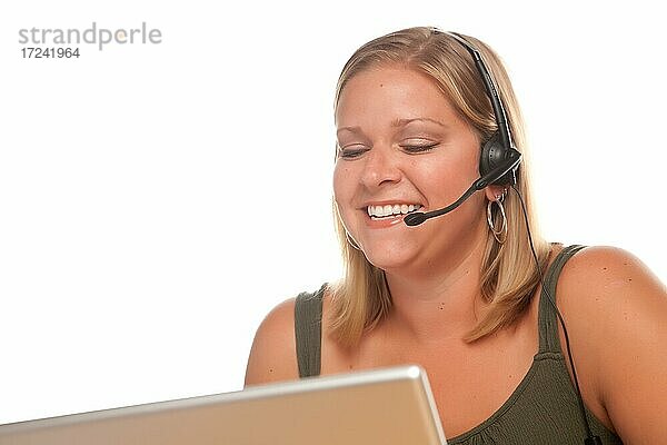 Attraktive Geschäftsfrau lächelt  während sie über ihr Telefon-Headset spricht