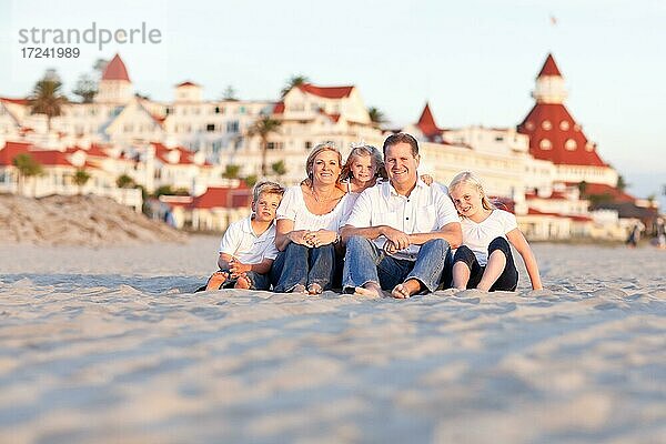 Glückliche kaukasische Familie vor dem Hotel del coronado an einem sonnigen Nachmittag