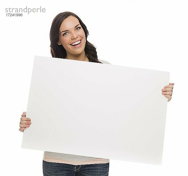 Schöne gemischtrassige Frau hält leeres Schild vor einem weißen Hintergrund