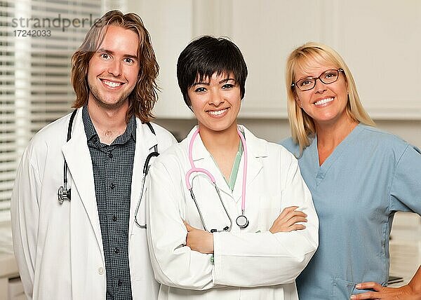 Drei lächelnde männliche und weibliche Ärzte oder Krankenschwestern im Büro