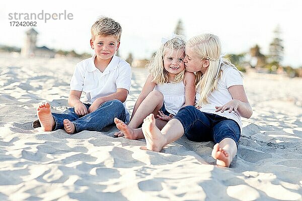 Nette Schwestern und Bruder haben eine Menge Spaß am Strand