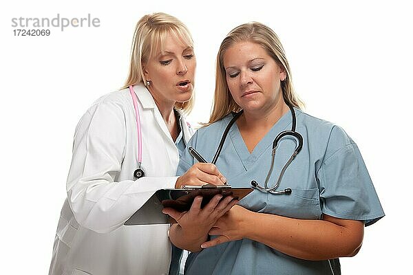 Zwei Ärztinnen oder Krankenschwestern Blick über Datei auf Zwischenablage vor einem weißen Hintergrund