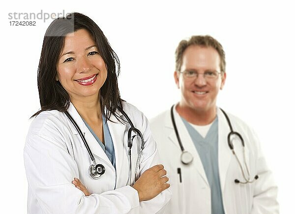 Freundliche hispanische Ärztin und männlicher Kollege vor einem weißen Hintergrund