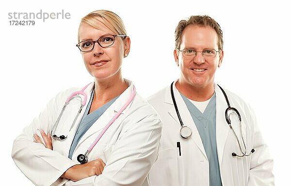 Lächelnder Arzt und Ärztin vor einem weißen Hintergrund