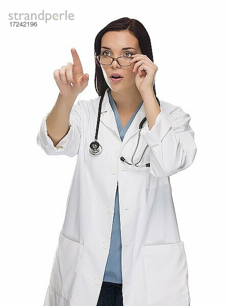 Ärztin oder Krankenschwester drückt Taste oder zeigt vor weißem Hintergrund