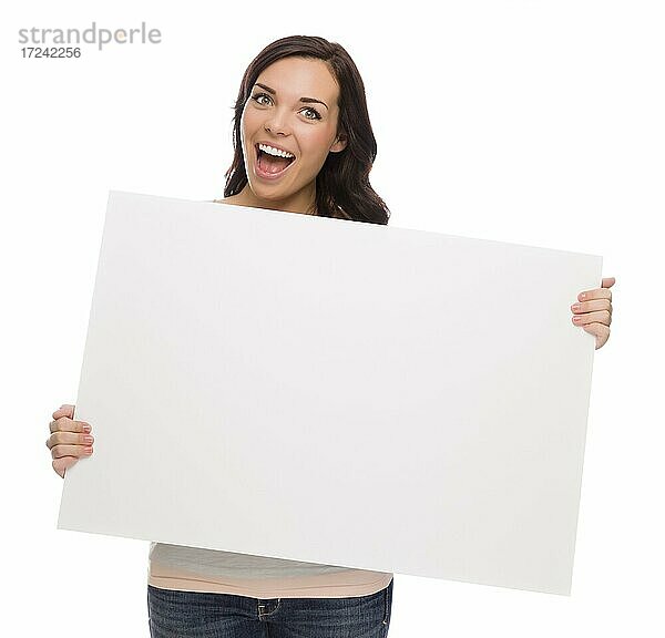 Schöne gemischtrassige Frau hält leeres Schild vor einem weißen Hintergrund