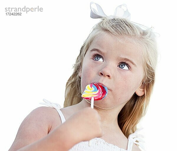 Nettes kleines Mädchen genießt ihre Lutscher isoliert auf einem weißen Hintergrund