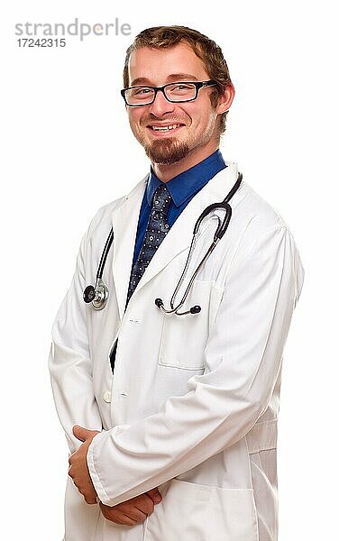 Lächelnder männlicher Arzt vor einem weißen Hintergrund