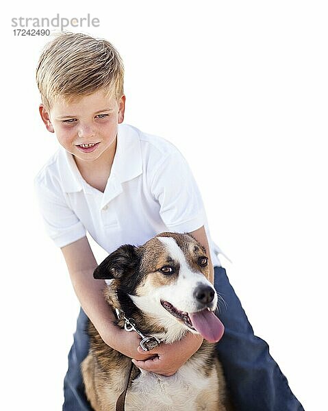 Hübscher Junge spielt mit seinem Hund vor einem weißen Hintergrund