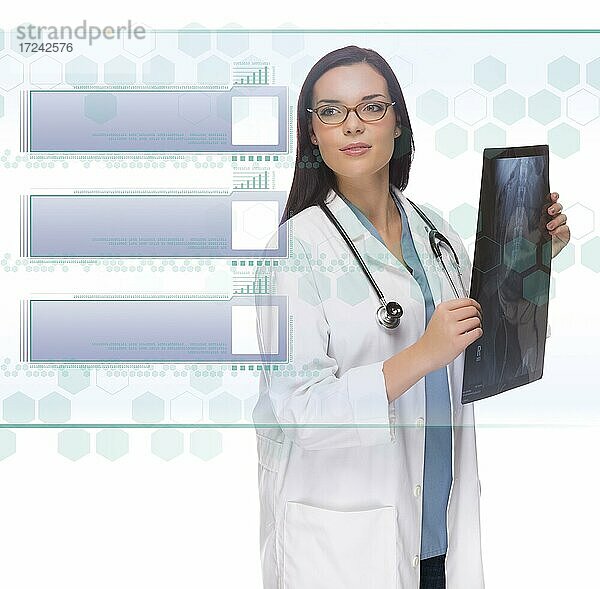 Junge Ärztin oder Krankenschwester hält Röntgenaufnahme über leere futuristische durchscheinende Platte  bereit für Ihre eigene Kopie