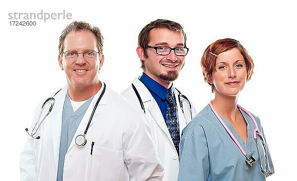 Ärzte und Ärztin vor einem weißen Hintergrund