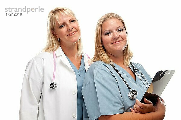 Zwei freundliche Ärzte oder Krankenschwestern vor einem weißen Hintergrund