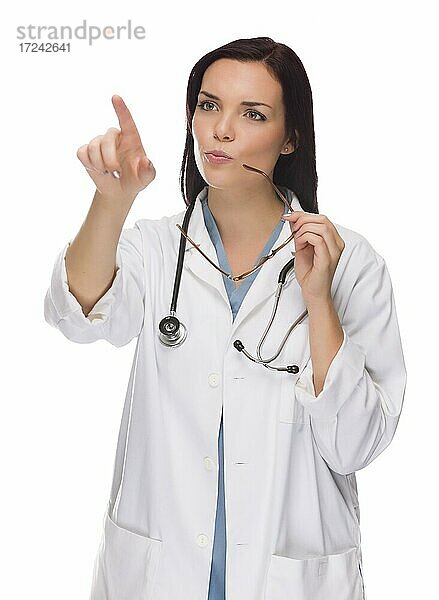 Ärztin oder Krankenschwester drückt Taste oder zeigt vor weißem Hintergrund