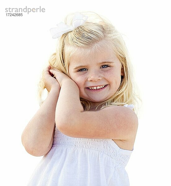 Niedliches kleines blondes Mädchen  Porträt vor einem weißen Hintergrund