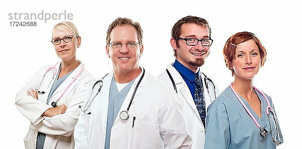 Ärzte und Ärztin vor einem weißen Hintergrund