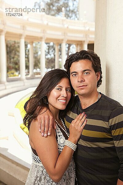 Glückliches attraktives hispanisches Paar  das sich im Park amüsiert