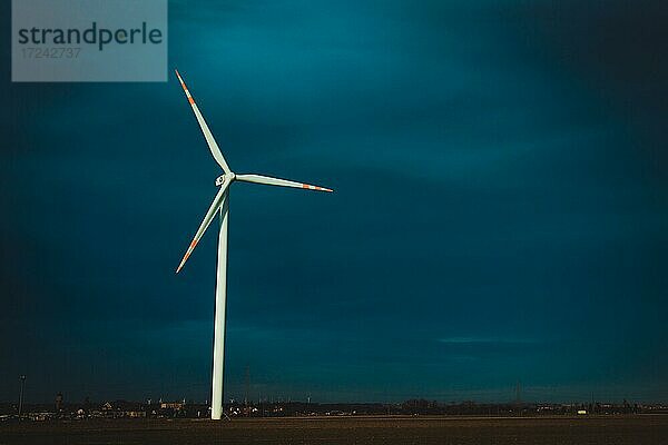 Windenergieanlage auf dem Feld mit bewölktem  stürmischem Himmel  Polen  Europa