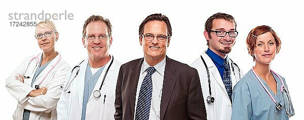 Lächelnder Geschäftsmann und Ärzte und Ärztinnen vor einem weißen Hintergrund