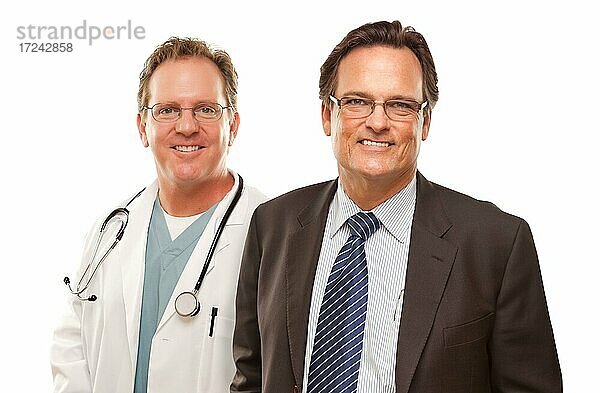 Lächelnde Geschäftsmann mit Arzt oder Krankenpfleger vor weißem Hintergrund