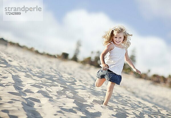 Nettes kleines Mädchen hat Spaß am Strand an einen sonnigen Nachmittag