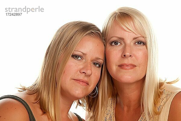 Zwei schöne Schwestern Porträt vor einem weißen Hintergrund