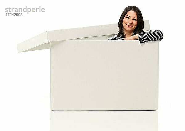 Hübsche multiethnische Frau steht in leeren weißen Kasten vor einem weißen Hintergrund  Box bereit für Ihre eigene Nachricht
