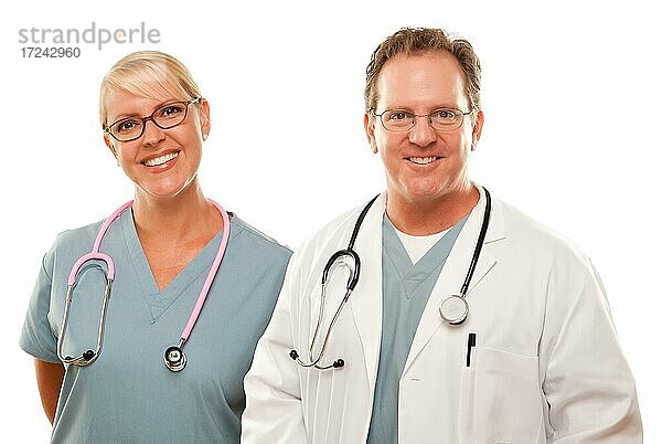 Lächelnder Arzt und Ärztin oder Krankenschwester vor einem weißen Hintergrund