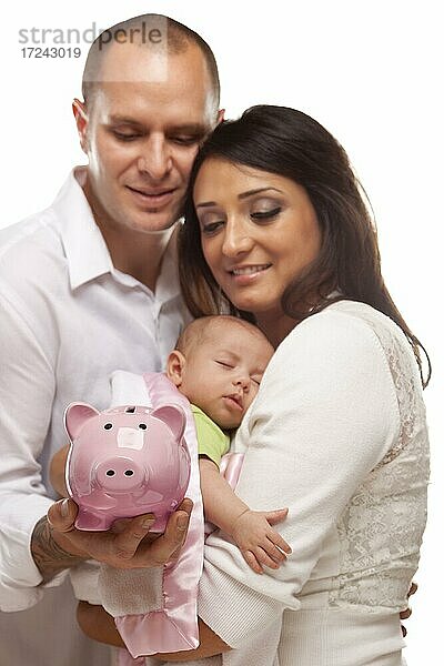 Attraktive junge gemischtrassige Eltern mit Baby hält Sparschwein auf einem weißen Hintergrund