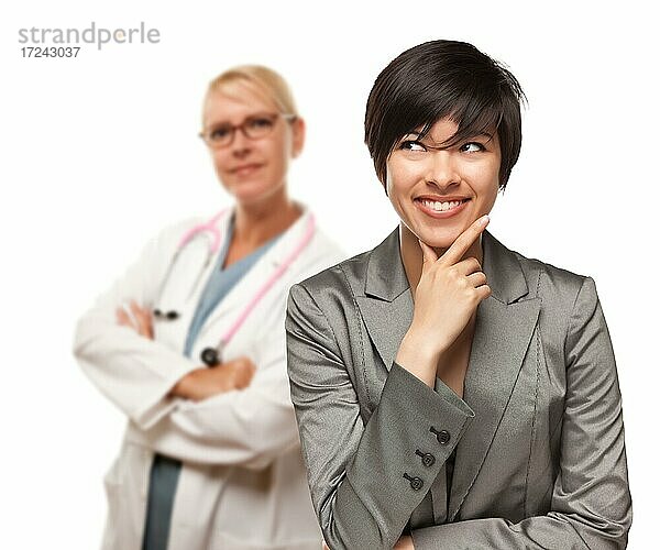 Junge multiethnische Frau und Ärztin vor einem weißen Hintergrund