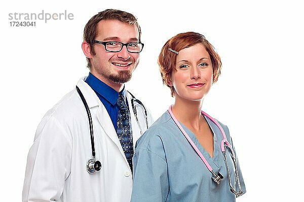 Arzt und Ärztin vor weißem Hintergrund